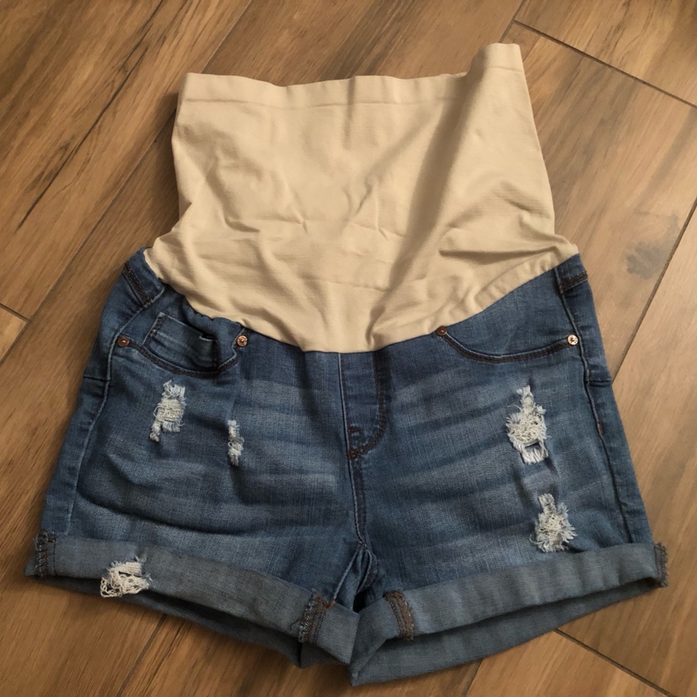 Bella Vida Maternity denim shorts (Medium)